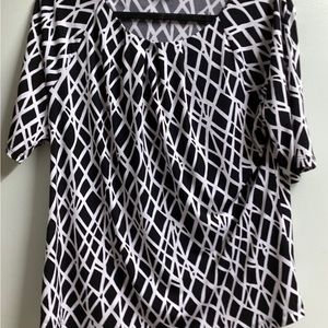 A woman top, black and white three-quarter sleeves by Liz Clairborne size L